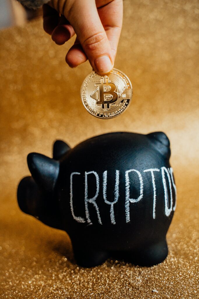 alcancía con moneda de bitcoin