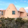 casa sutenble de color beige en forma de cono Baja California