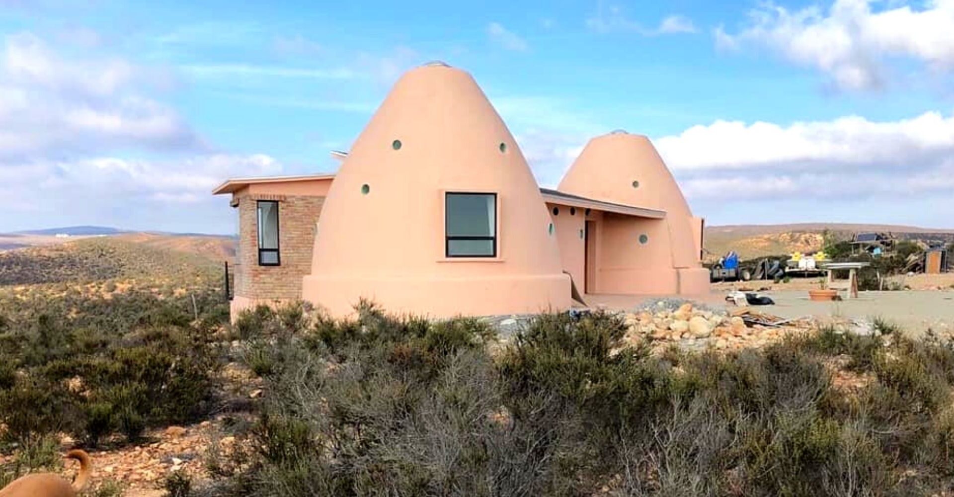 casa sutenble de color beige en forma de cono Baja California