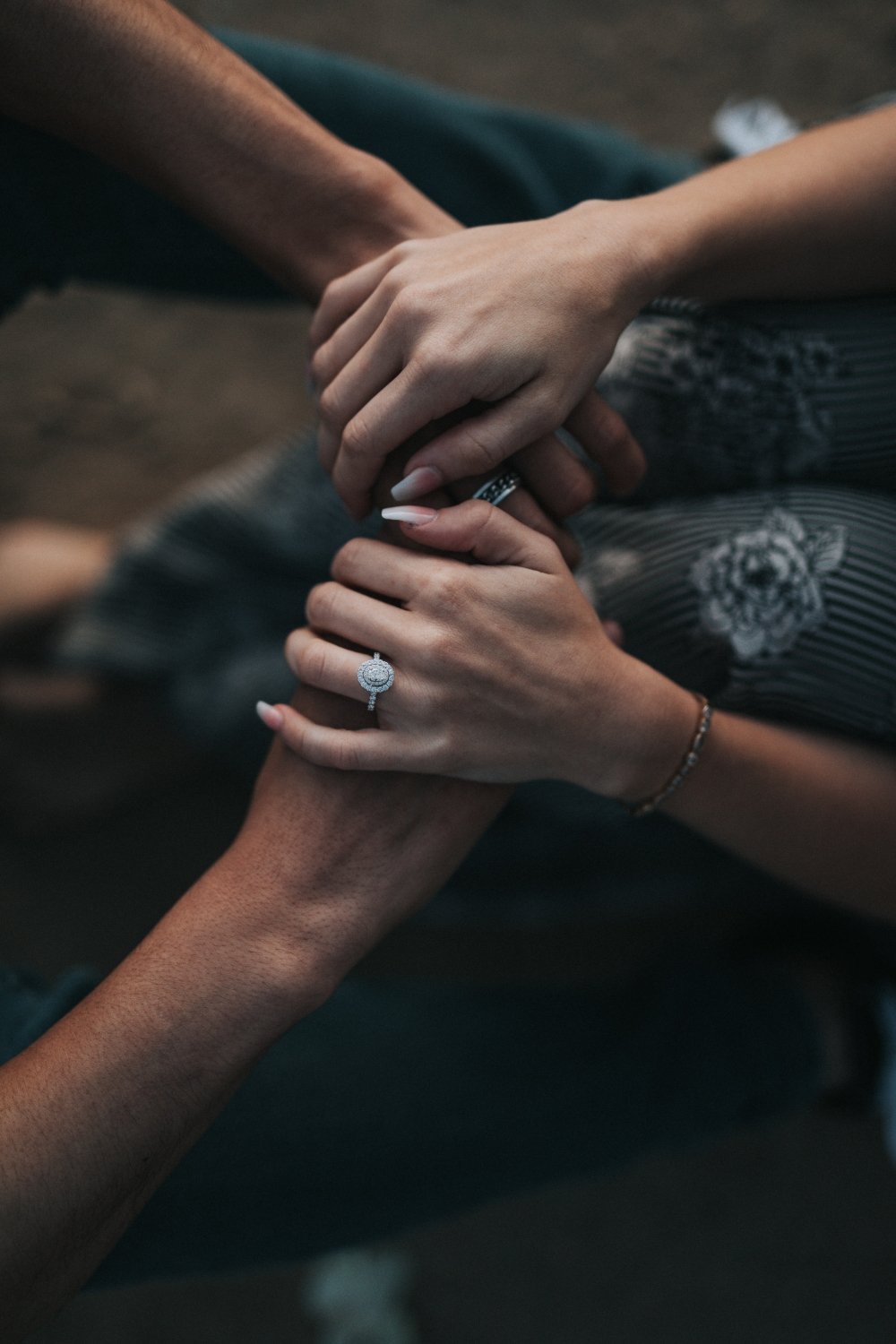 dos personas se sostienen las manos, una tiene uñas largas y un anillo en la mano izquierda, mientras que la otra persona tiene un anillo en la mano izquierda / tips para la depresión