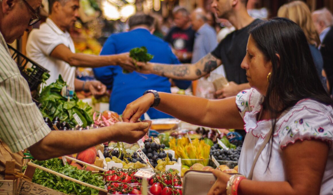 personas comprando frutas y verduras en un mercado al aire libre