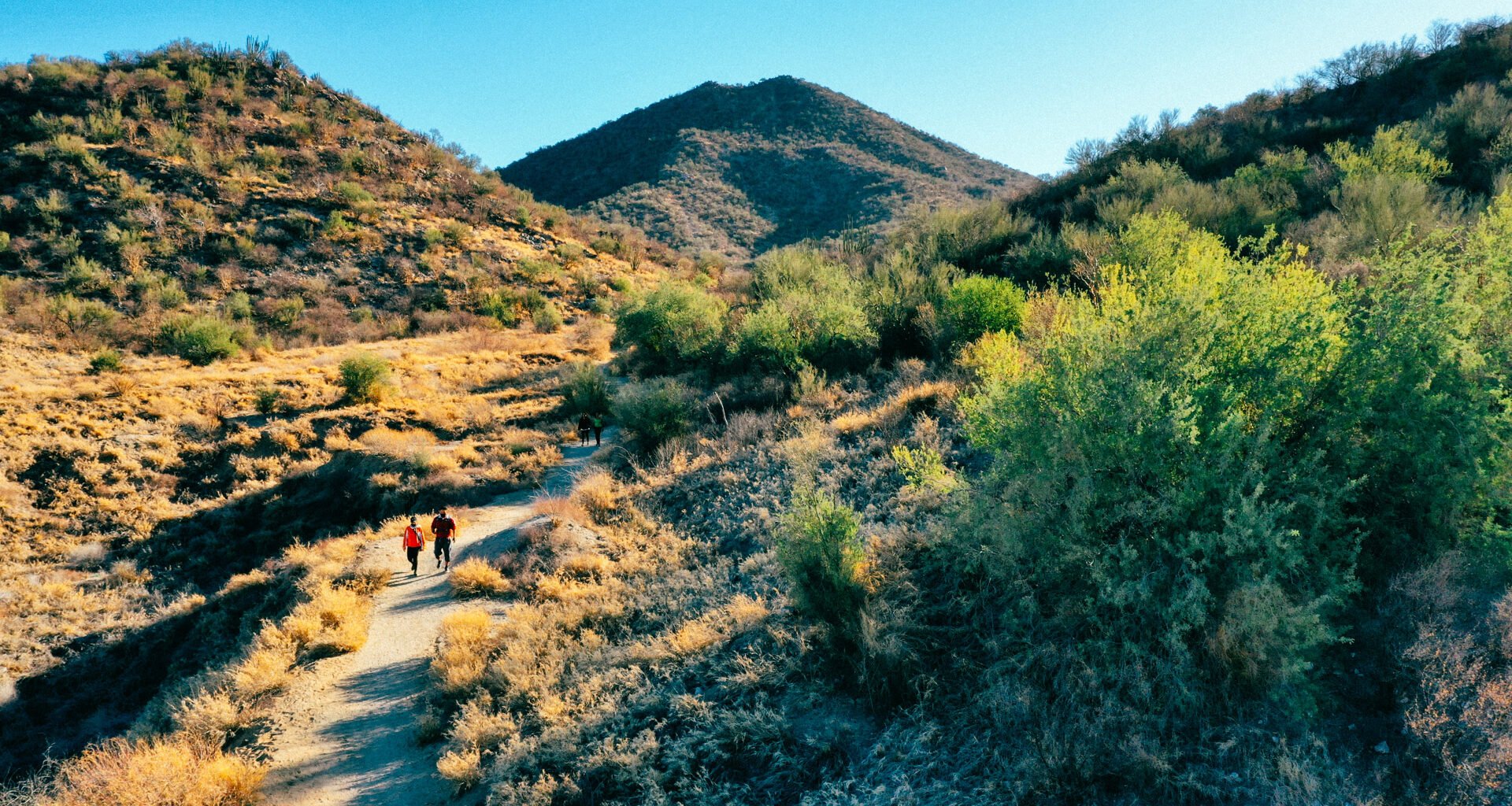 Personas caminan en cerro de HErmosillo, Sonora