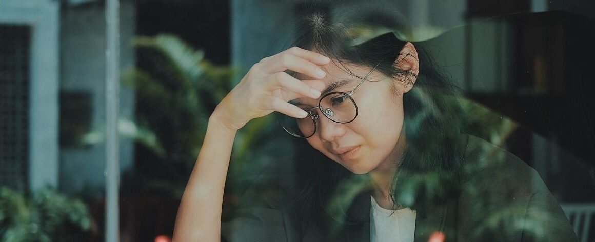 mujer con lentes tocandose la cara; tips para afrontar la depresion