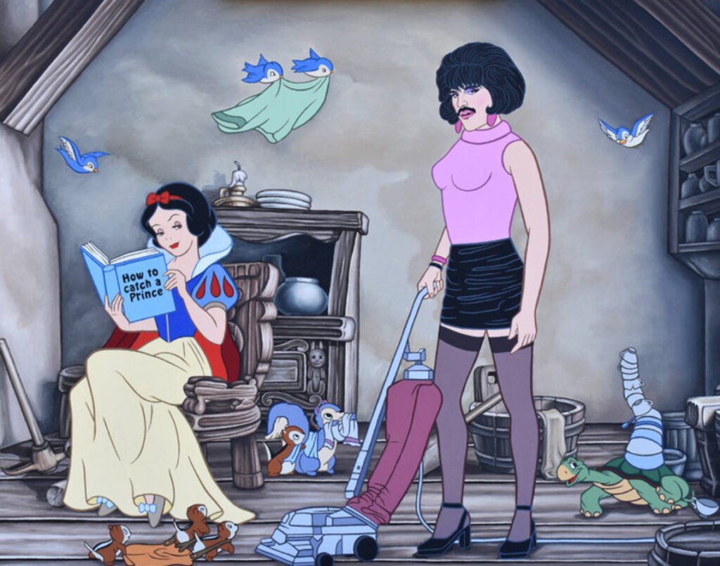 Del lado derecho se encuentra Fredy Mercury con peluca, bigote, una blusa color rosa sin mangas, una minifalda y medias; del lado izquierdo se encuentra blancanieves sentada leyendo un libro color azul