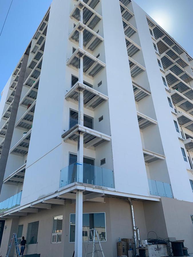 Edificio vertical en Hermosillo de color blanco con gris. Vivir Vertical