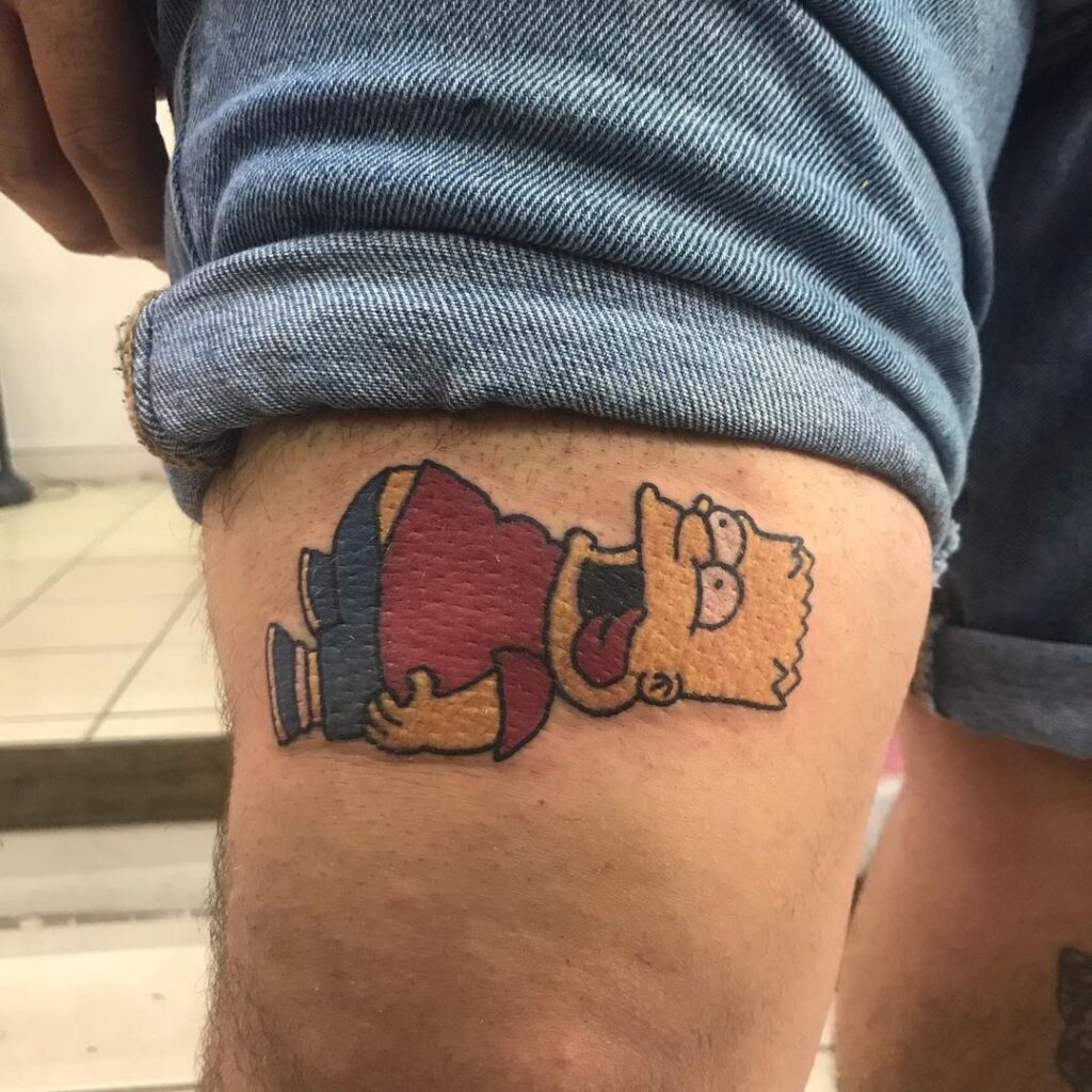 Hermosillo. Tatuaje de Bart Simpson color amarillo, que tiene una camisa color roja y un short y tenis color azul marino.