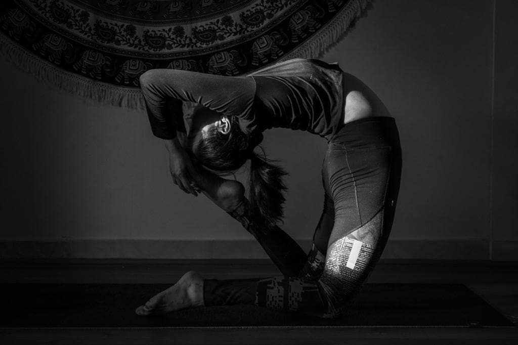 Mujer haciendo postura de yoga