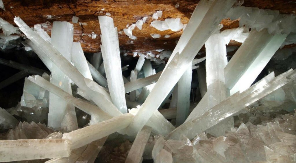 Cristales gigantes de color blanco atravesando cueva.