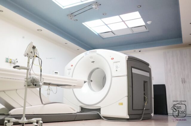 Equipo de alta tecnología de nuevo centro de oncología de Hospital San José.