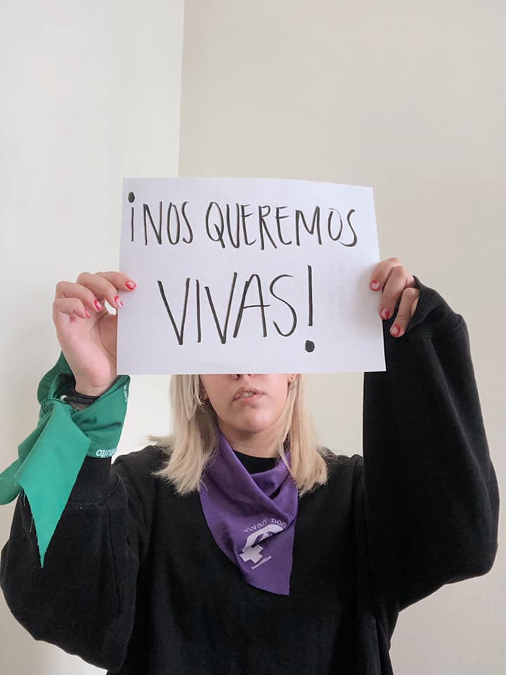 Feminista sosteniendo cartel con leyenda: "Nos queremos vivas"; 8M