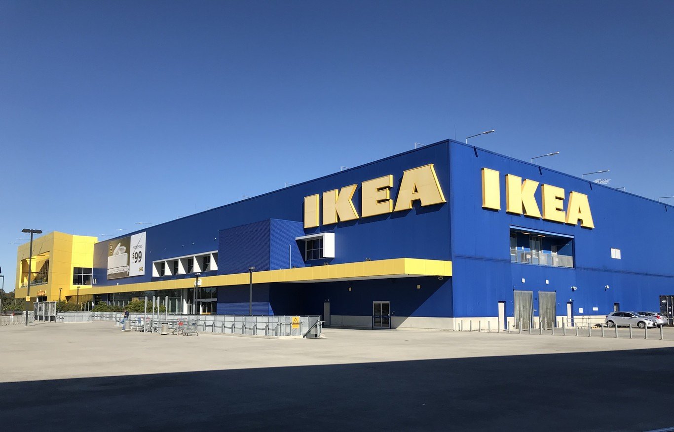 edificio azul con amarillo de IKEA