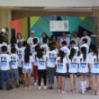 Grupo de niños y niñas con camisa color blanca y letras atras que dicen "Yo quiero paz"