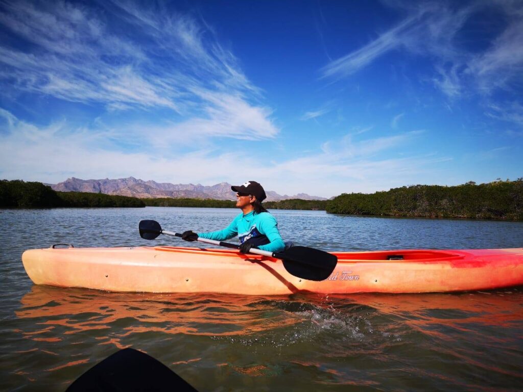 Dra. Zulia Mayari en kayak por "Estero El Soldado"