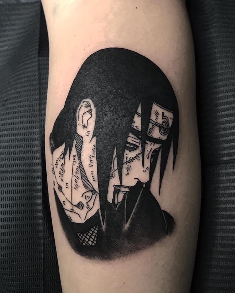 Tatuaje en el antebrazo de un personaje de anime de naruto. Esto es tatuado con tinta negra.
