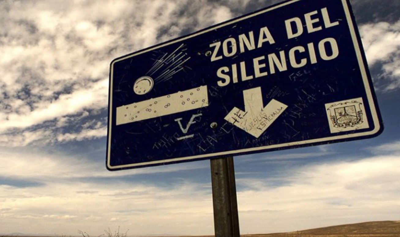 letrero azul de la zona del silencio en chihuahua