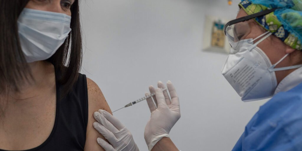 Enfermera administrando vacuna contra covid-19
