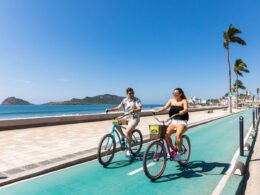 Una pareja en bicicleta por el malecón de Mazatlán