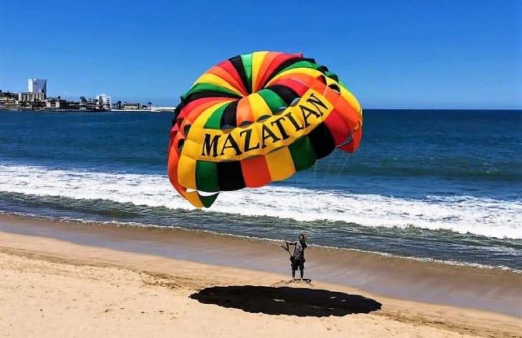 Paracaídas en la playa de Mazatlán.