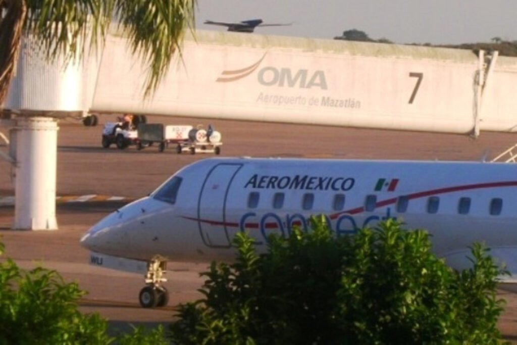 Avión color blanco saliendo del aeropuerto de Mazatlán.