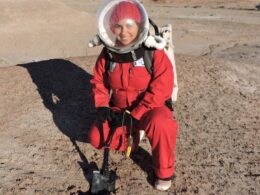 mujer astronauta de traje rojo