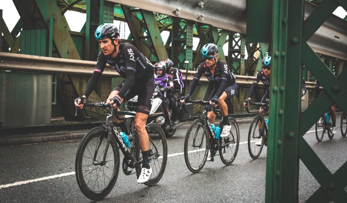 ciclistas cpn casco negro con azul rodando en una calle