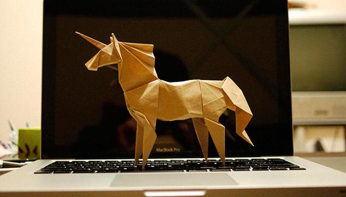 Laptop con unicornio de cartón.
