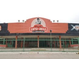 frente del estadio de béisbol Héctor Espino