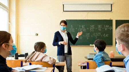 Maestro impartiendo clases durante pandemia