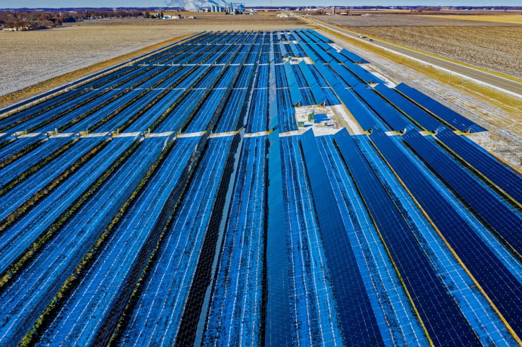 Paneles solares de energía renovable, color azul claro y oscuro encontrados en el campo.