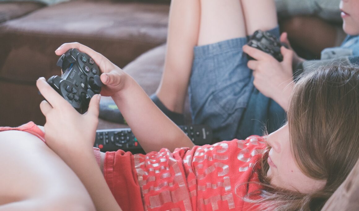 Niño y niña jugando videojuegos