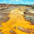 río Sonora contaminado con residuos amarillos