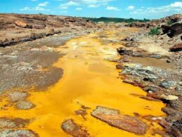 río Sonora contaminado con residuos amarillos