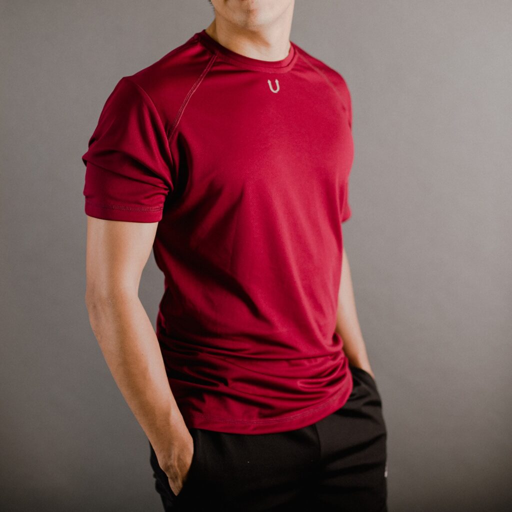 Ropa deportiva marca RULER
Hombre con camiseta deportiva roja