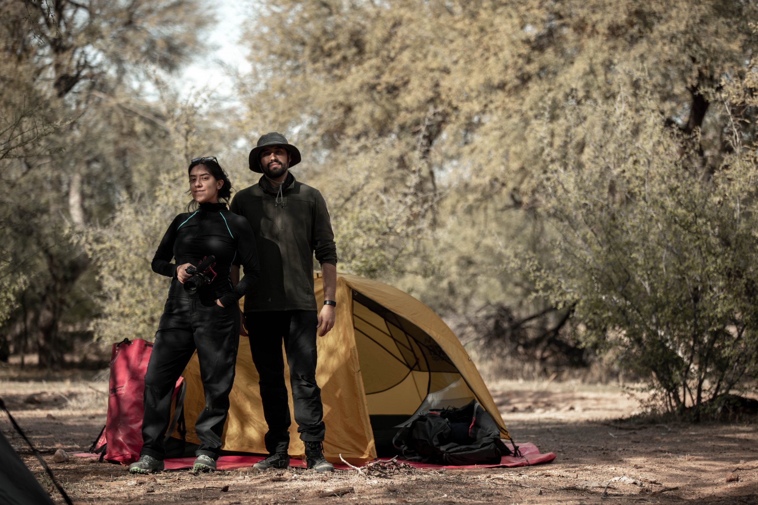 La directora Ana Cristina Zayas y el espeleólogo Omar Calva en expedición. 