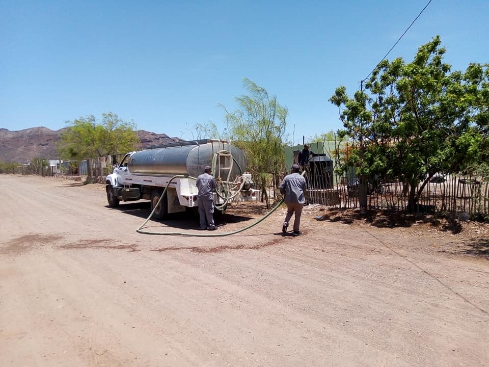 Pipas de la Conagua abasteciendo agua en comunidad seri. 