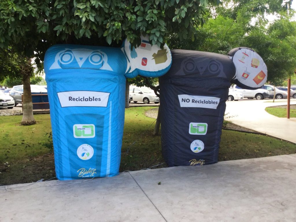 Contenedores de basura de la Universidad de Sonora para desechos reciclables en color azul y no reciclables en color negro.  