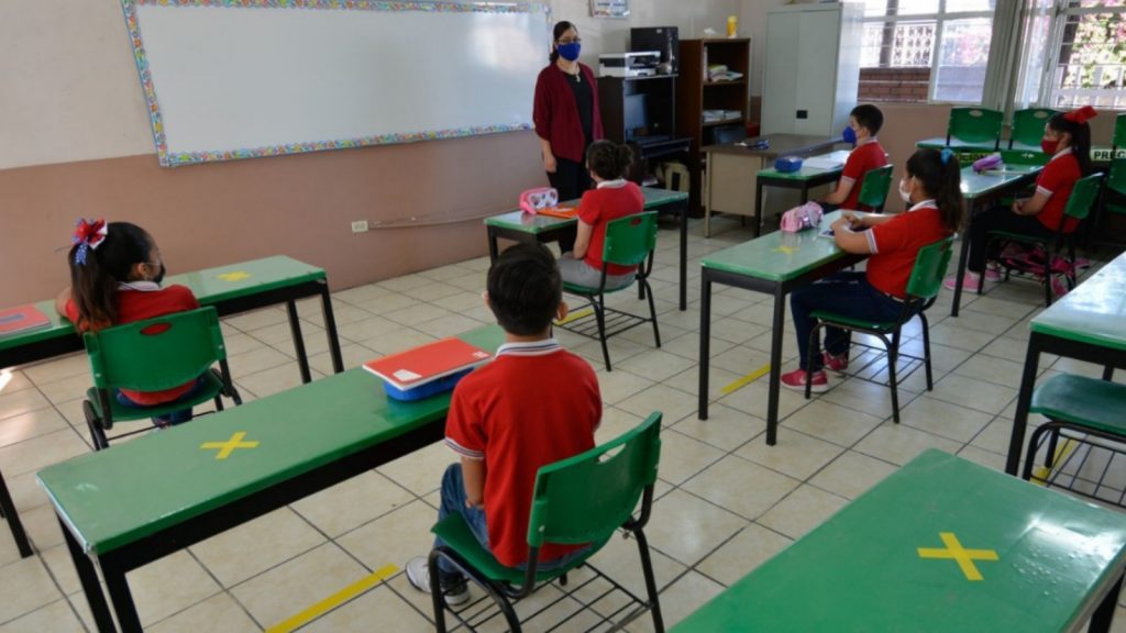 Anuncian regreso a clases en México