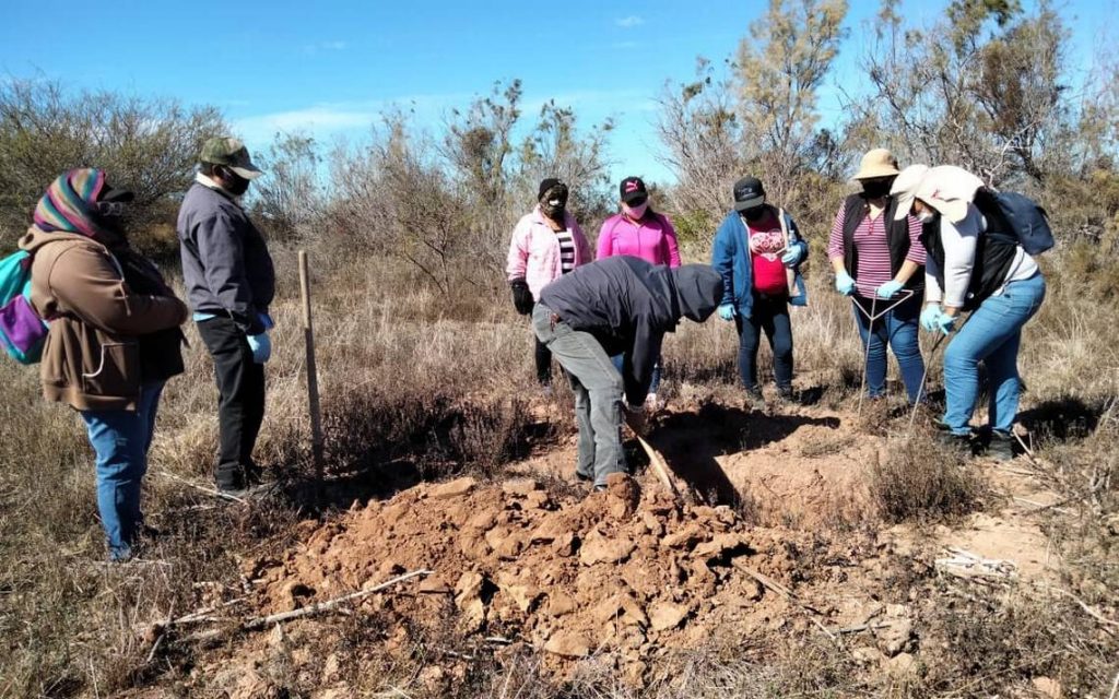 Madres Buscadoras de Sonora en excavación de fosa 