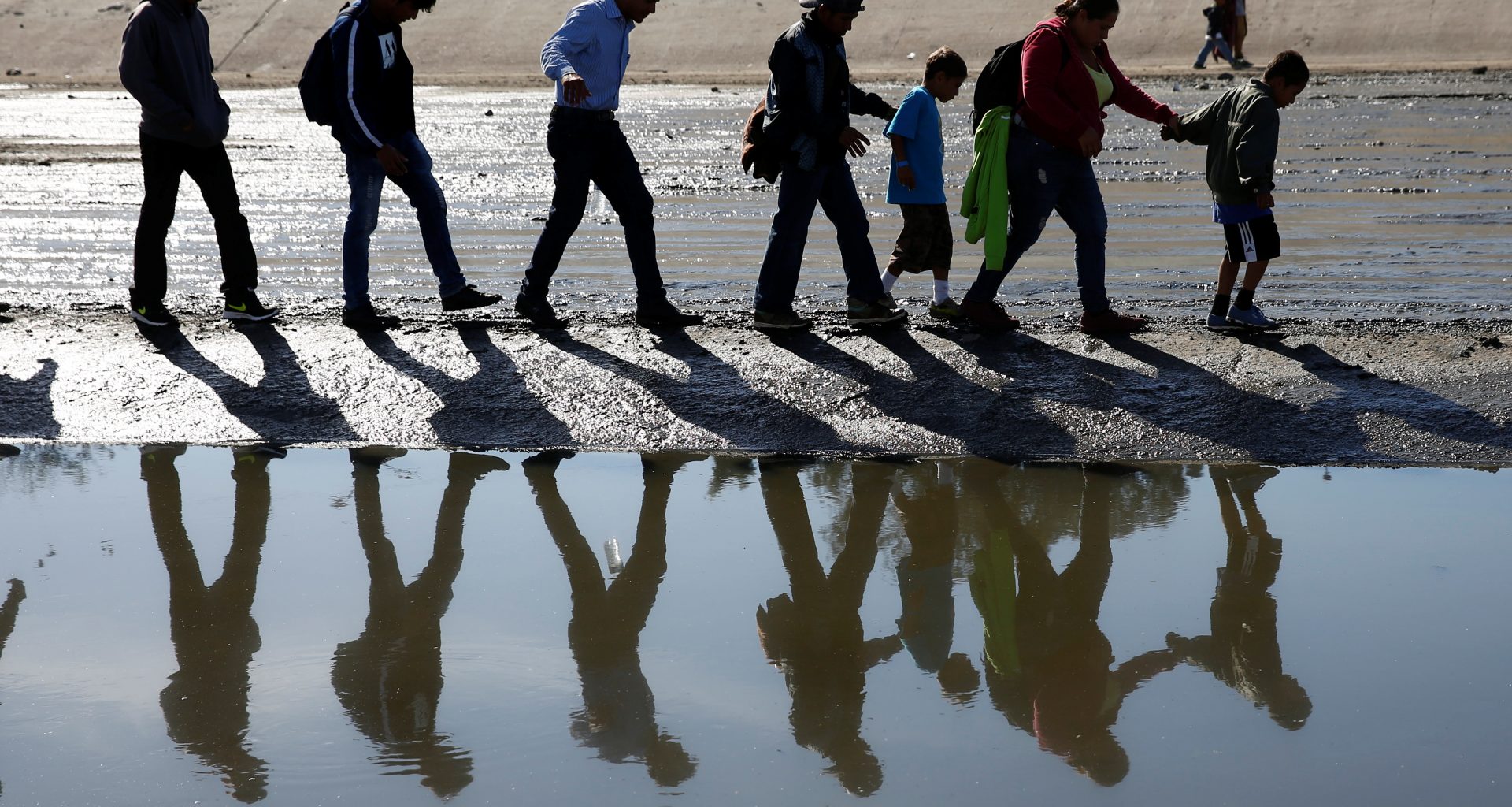 Migrantes por el Río de Tijuana