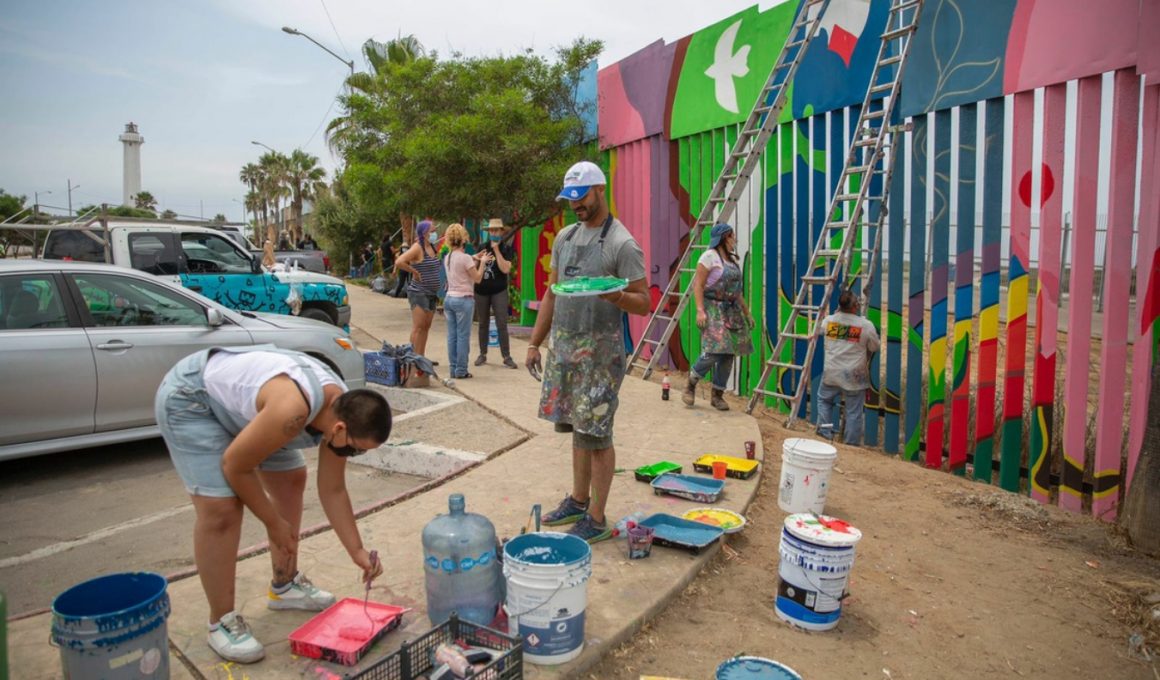 Artistas de Tijuana intervienen con su arte en muro fronterizo
