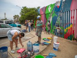 Artistas de Tijuana intervienen con su arte en muro fronterizo