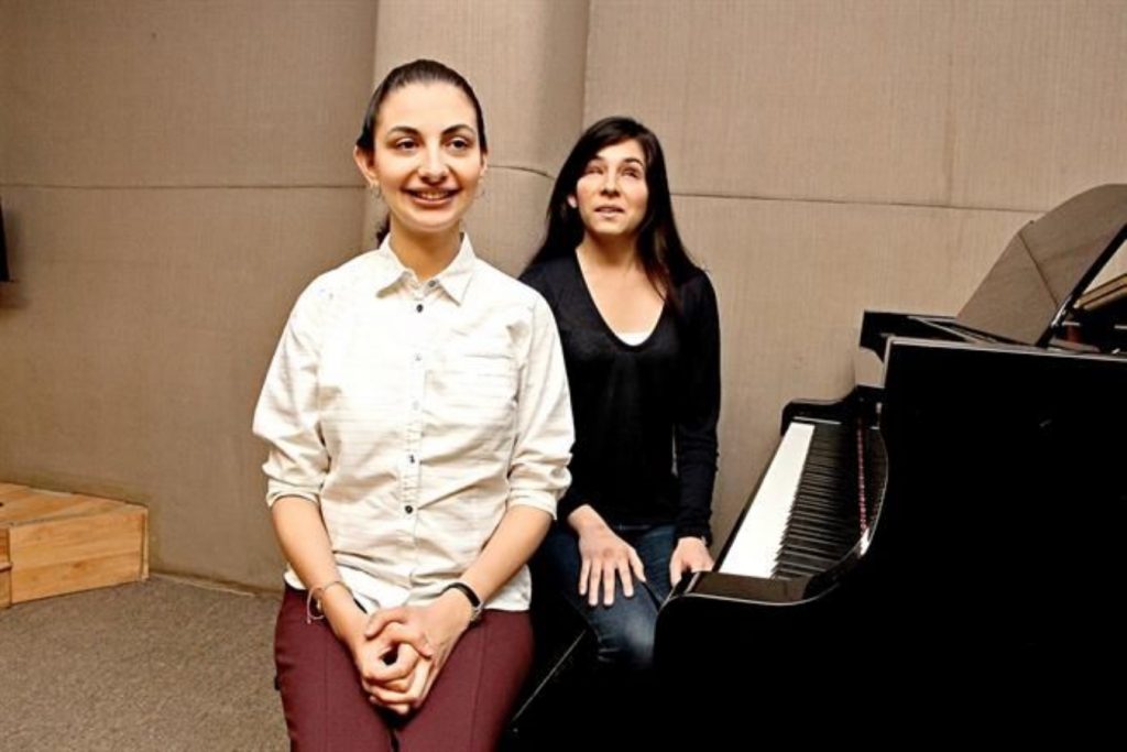 Marcela Bastida mostrando su talento en el piano