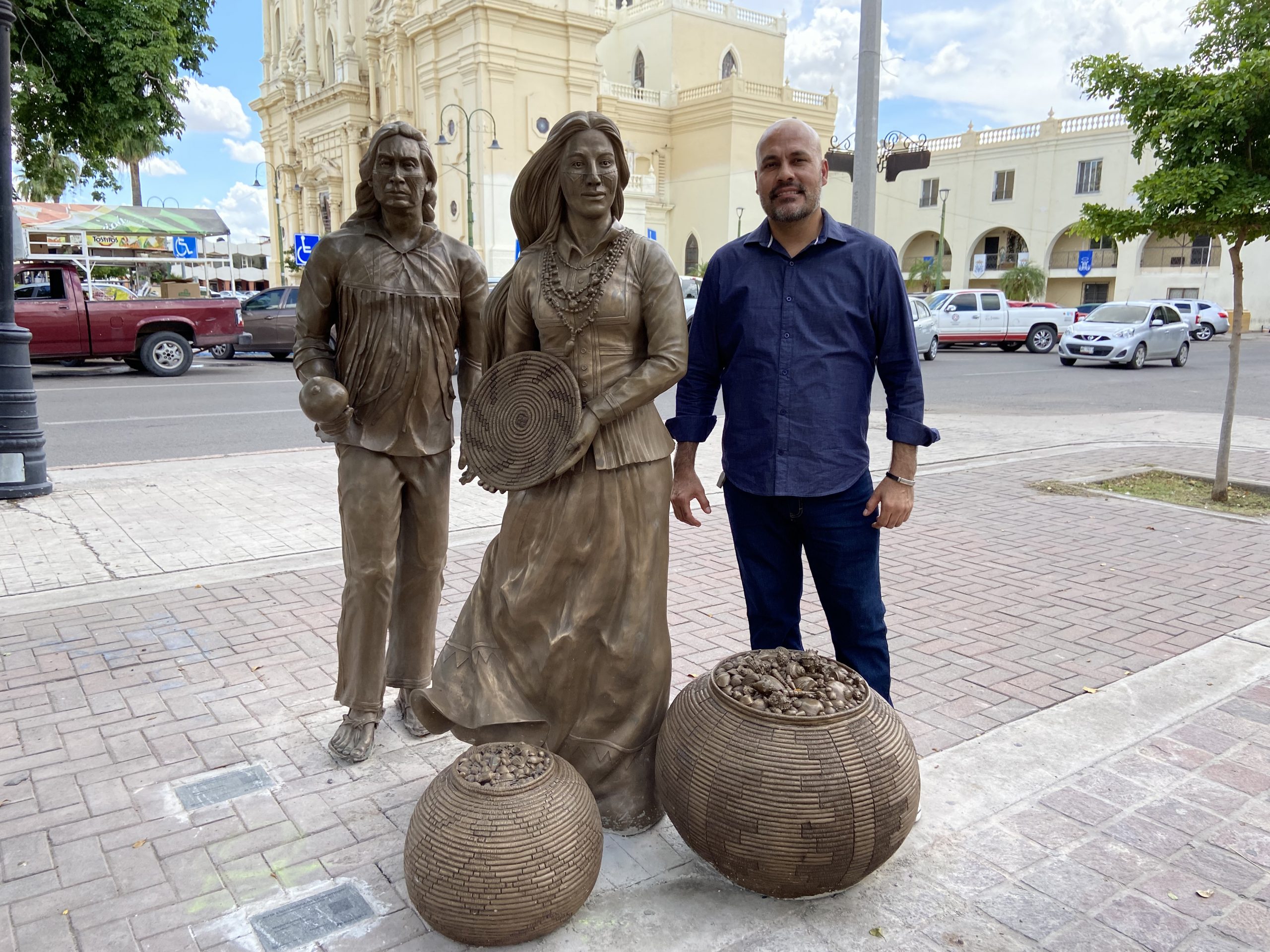 Óscar Cedillo junto a su escultura Mujer Comcáac en Hermosillo. 