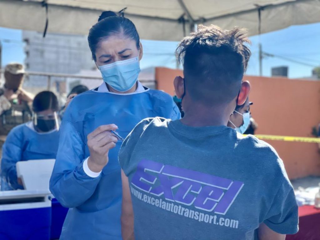 Vacunación a migrantes de Tijuana