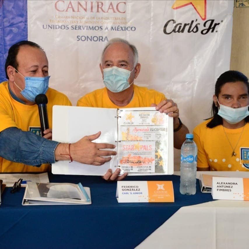 Miembros de CANIRAC presentan menú en braille para Carl 's JR. 
