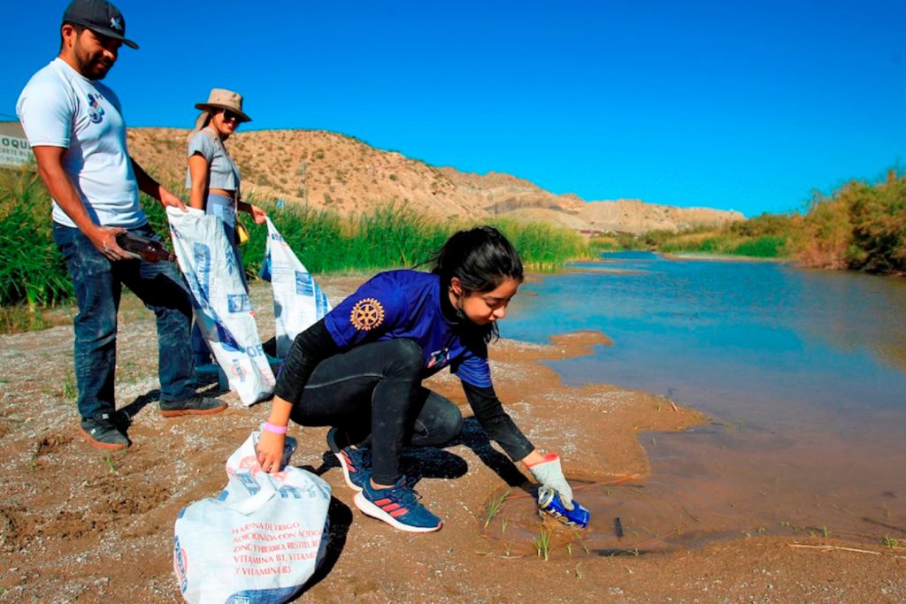 Activistas de EU y México limpian ríos
