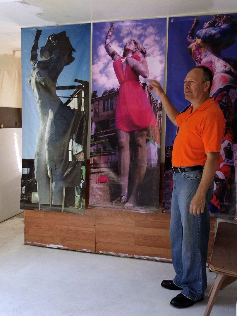 Armando Muñoz García frente a tres fotos de La Mona. 