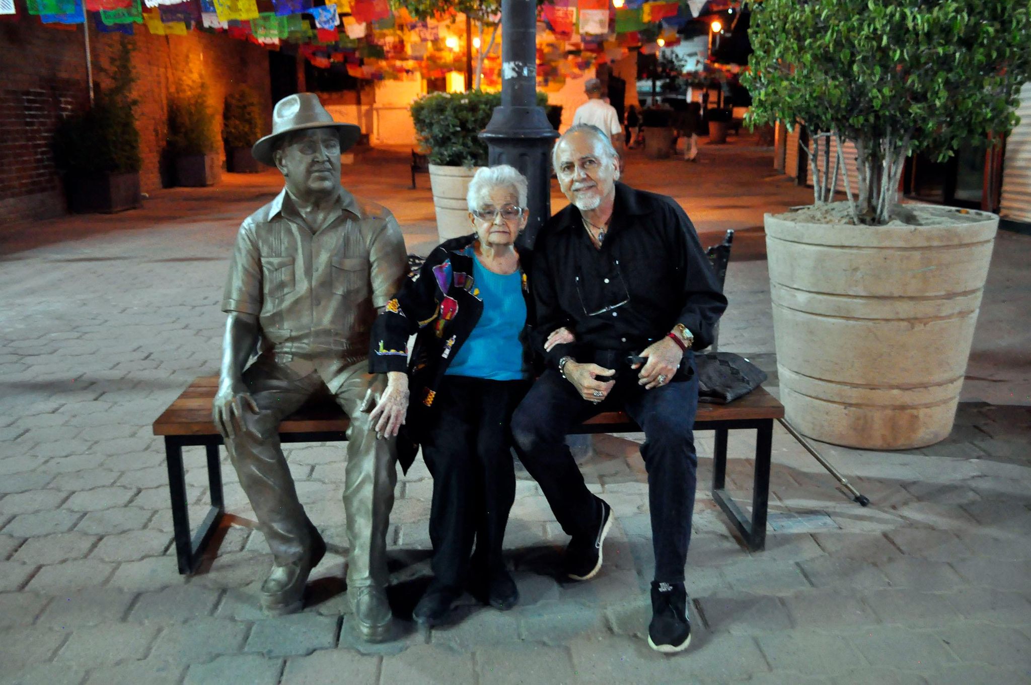  Oscar Monroy Ávila junto a su madre en la escultura honorifica a su padre el escritor Oscar Monroy Rivera. 