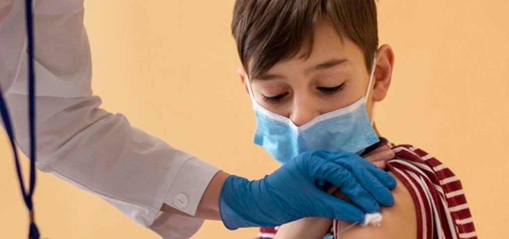 Vacunación COVID-19 a menores de edad