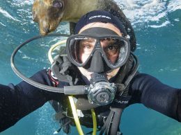 Selfie de Octavio Aburto con animal marino en el fondo del mar